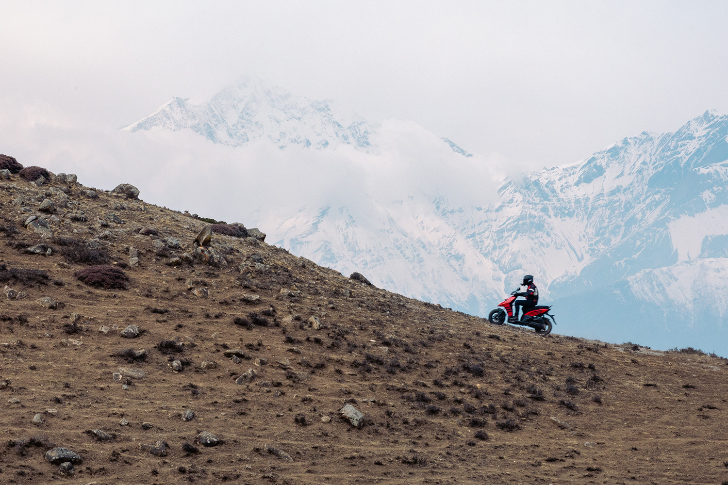 Aprilia Conquers Lubra Pass